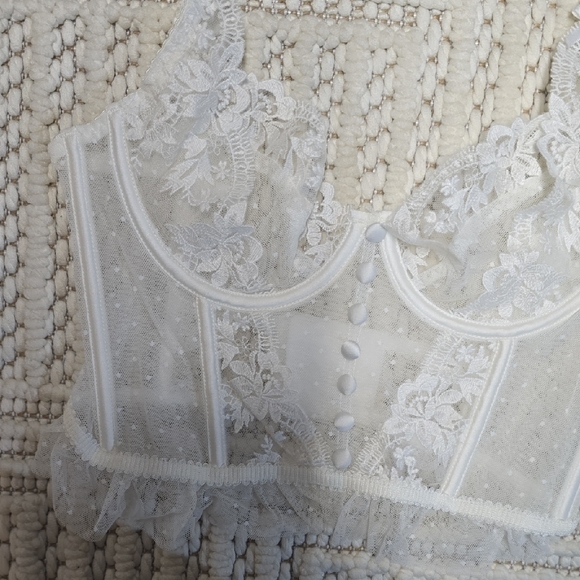 Elegant Lace Bustier in White - Picture 2 of 8